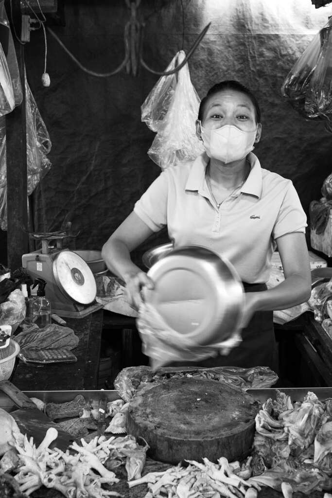 市場の女性達　鶏肉屋さん