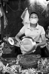 市場の女性達　鶏肉屋さん