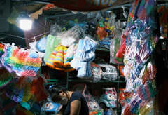 居眠りする少女