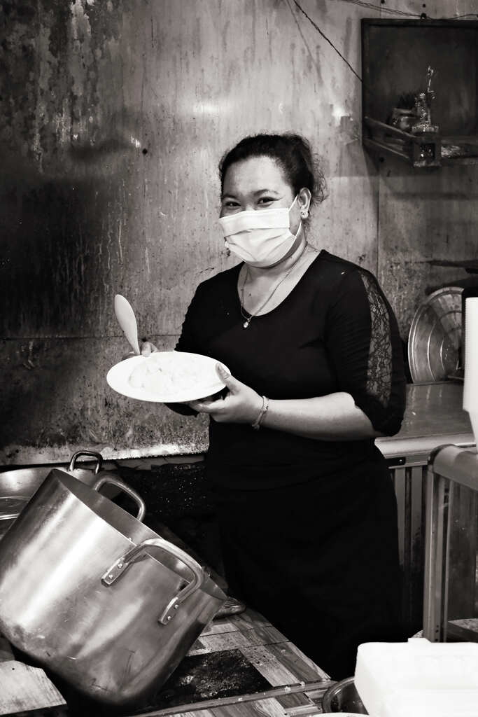 市場の女性達　ご飯屋さん