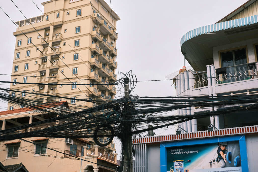 カンボジア蜘蛛巣配線１