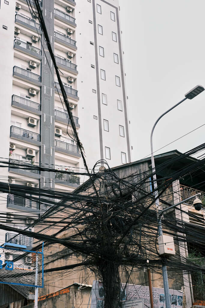 カンボジア蜘蛛巣配線２