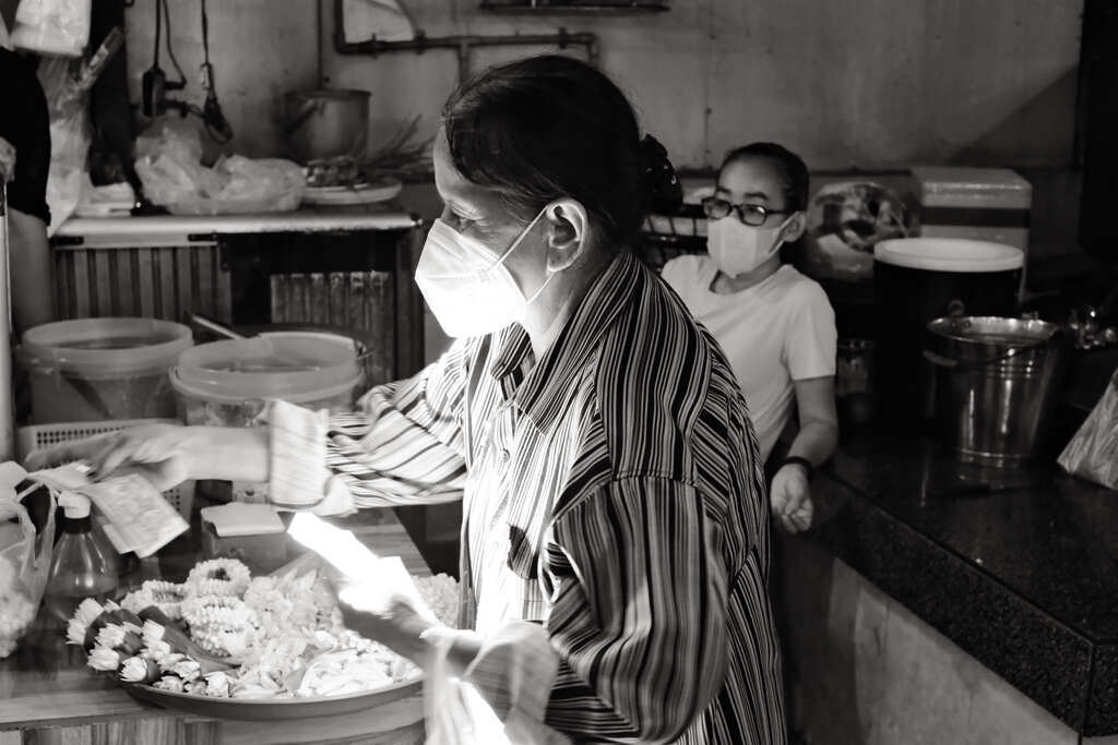 市場の女性達　ジャスミンの花輪売り屋さん