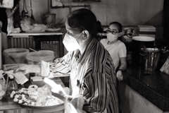 市場の女性達　ジャスミンの花輪売り屋さん