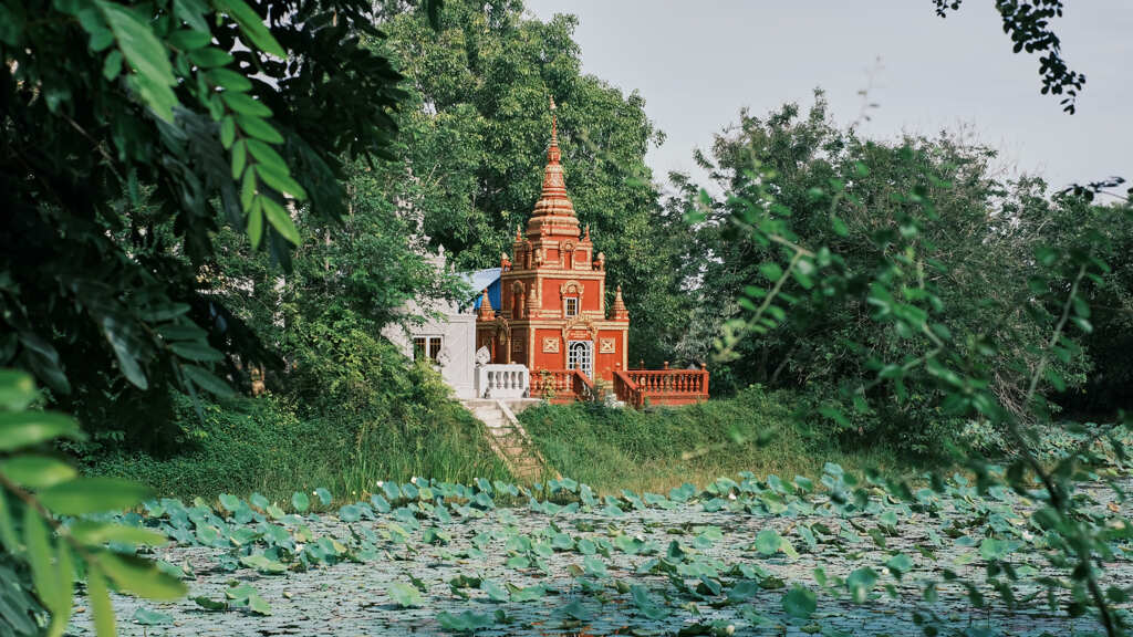蓮池の対岸に映る仏舎利