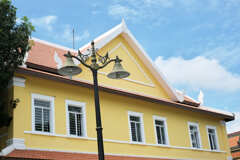 クリーム色に塗られた立派な建物