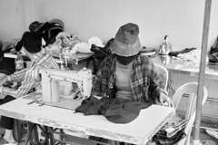 市場の女性達　縫製屋さん