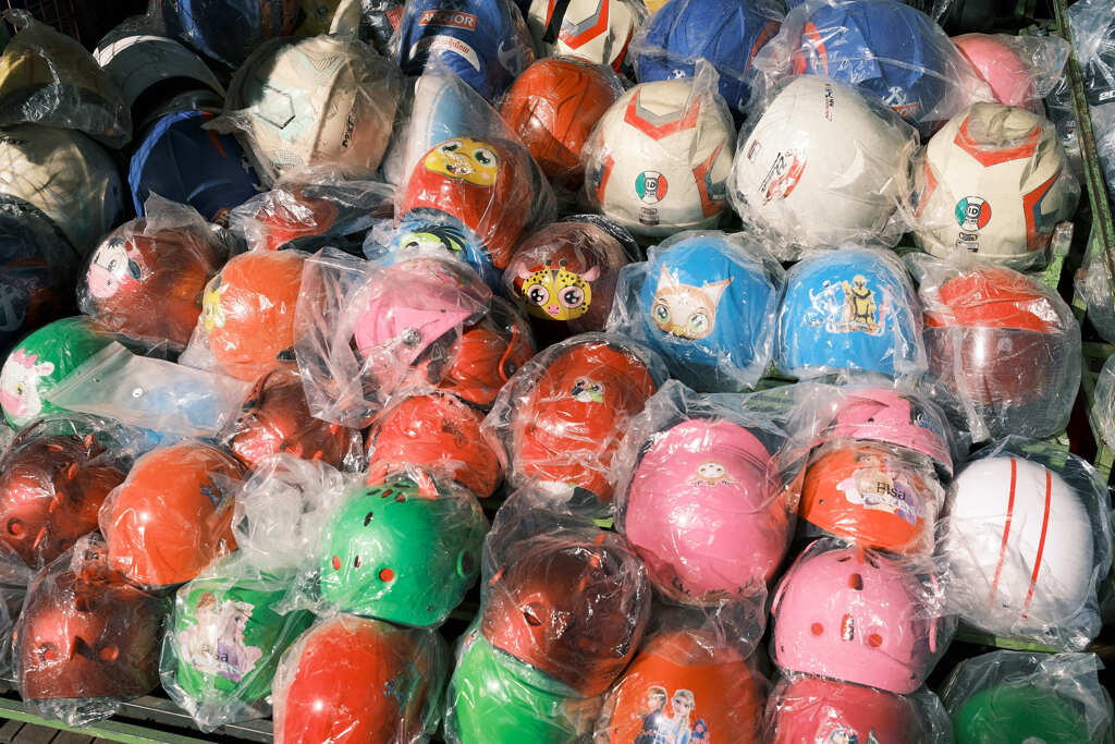 １５ドルのヘルメットをかぶらないと１５ドルの賄賂