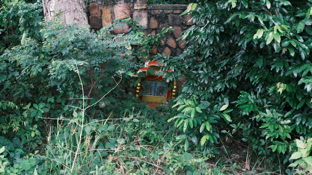 廃墟の前の神棚