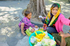 乳飲み児を持つカンボジアの母