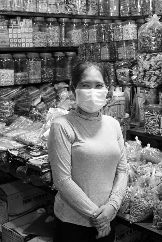 市場の女性達　駄菓子屋さん