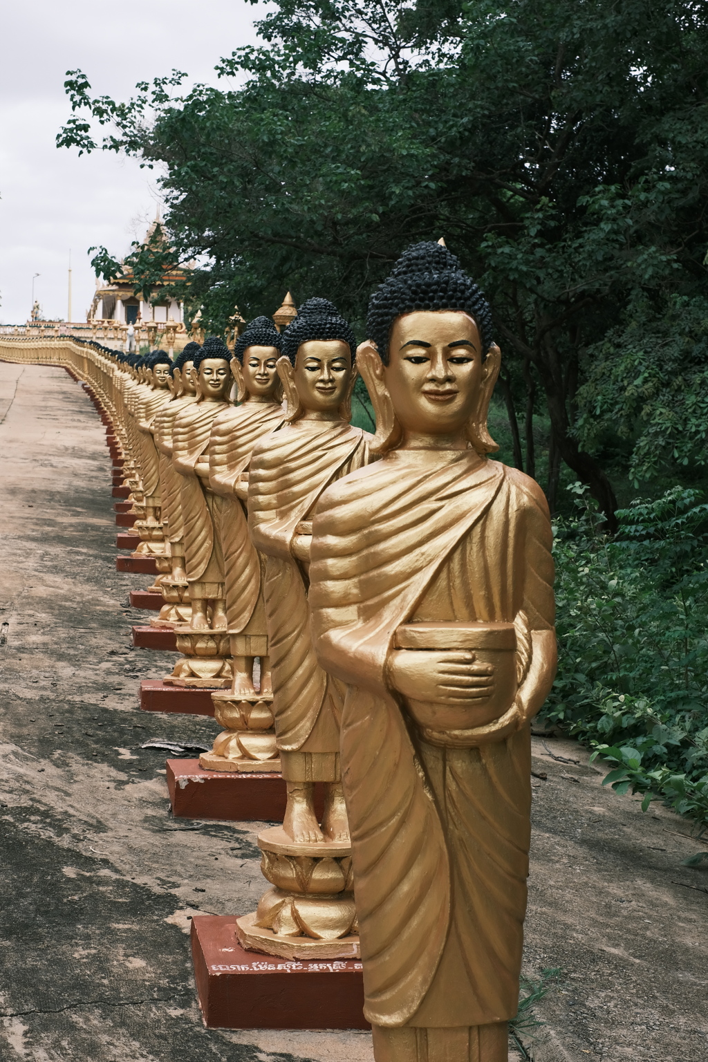 金色に輝く壮観の寄進像