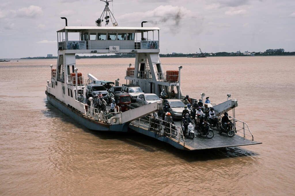 水上交通　プノンペン対岸のソッカーからのフェリー