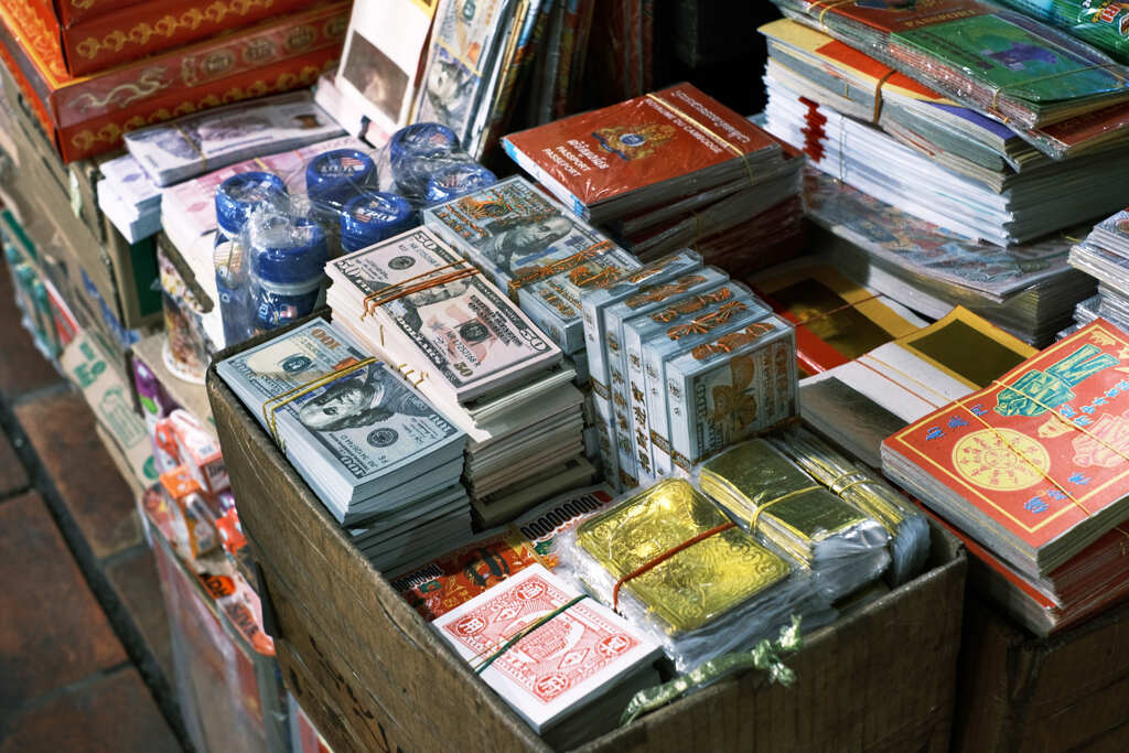 カンボジア生活　お焚き上げ用の偽札