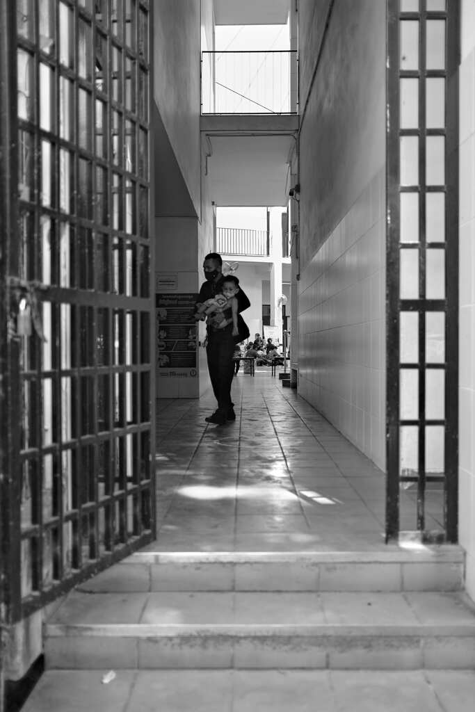 警察官に抱えられて処置室に向かう子供、親はいませんでした。