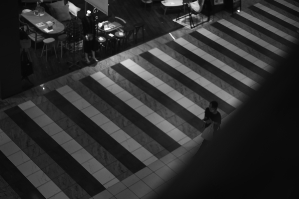 見下ろす