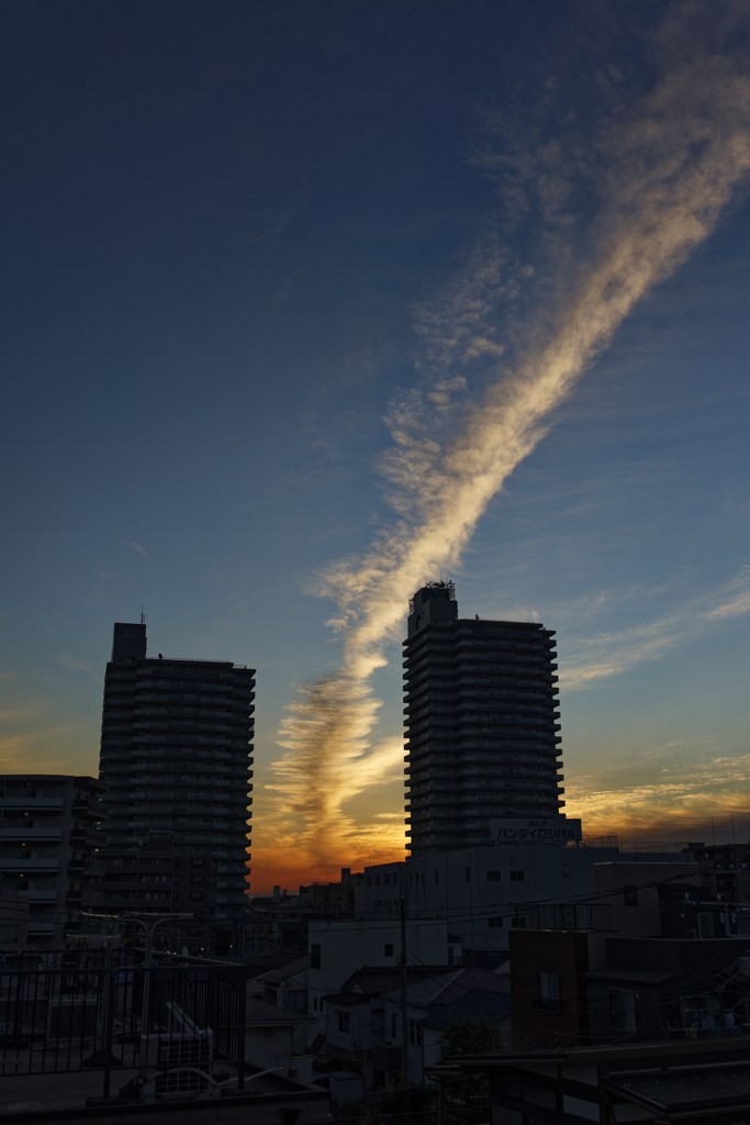 朝焼け空に掛かる橋