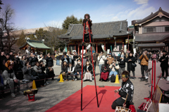 神社の境内におサルがおった