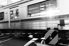 下町踏切スレスレ列車