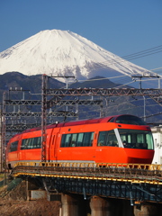 富士山バックに赤いロマンスカー