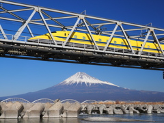 富士山の上にドクターイエロー