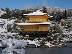 雪化粧の金閣寺