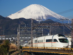 富士山バックに白いロマンスカー