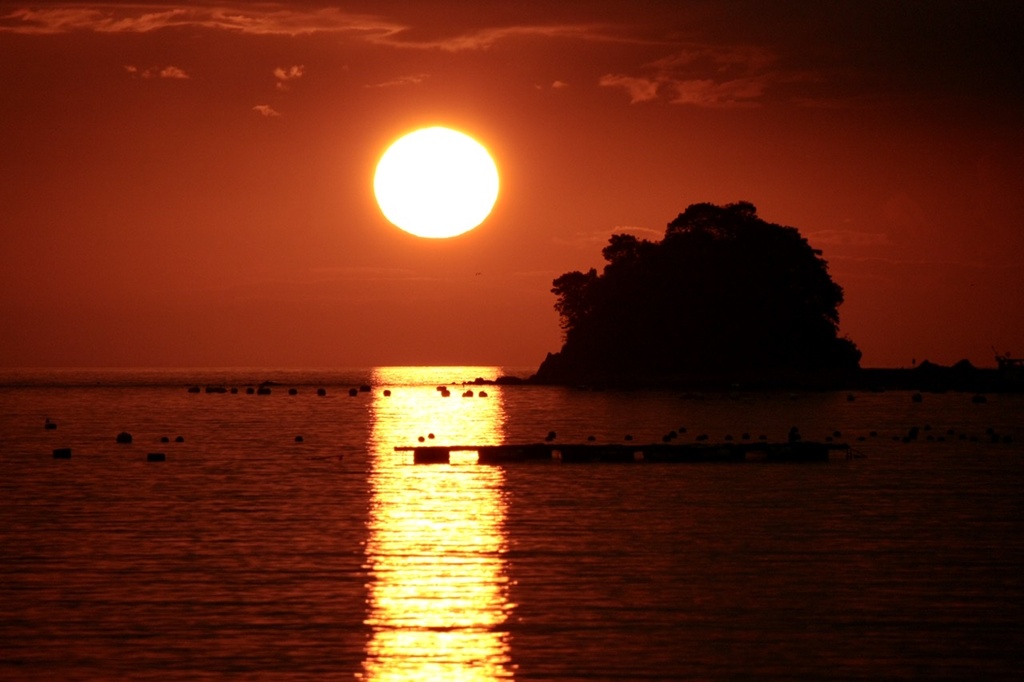 3つ子島に昇る朝陽