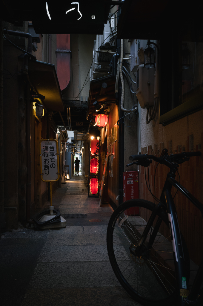 路地を歩く