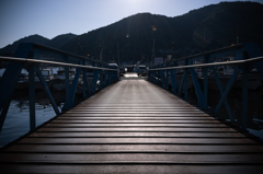 光る桟橋