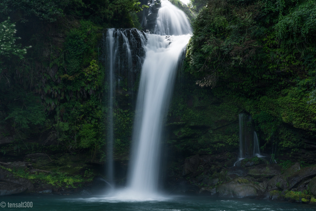暑さを綺麗に流す慈恩の滝