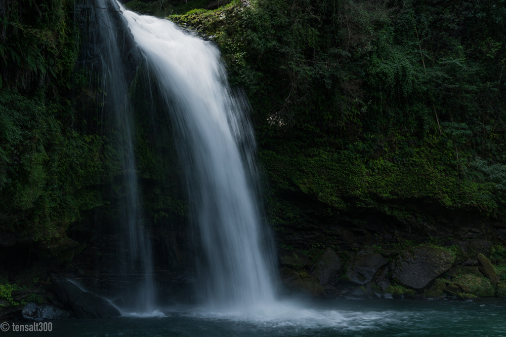 暑さを豪快に吹き飛ばす慈恩の滝