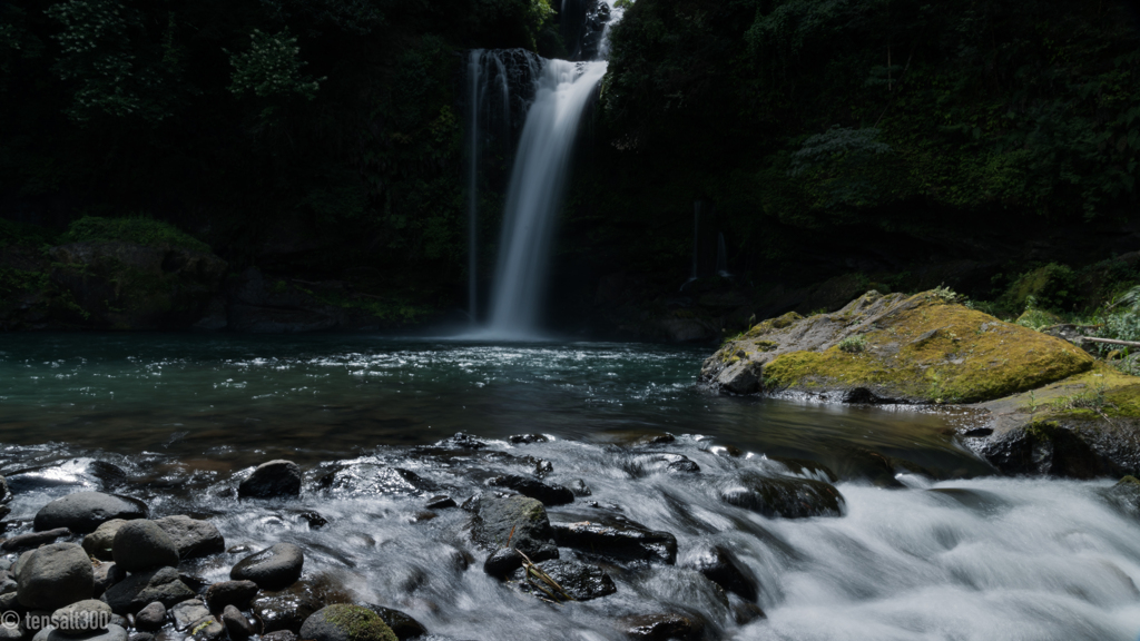 暑さを吹き飛ばす慈恩の滝