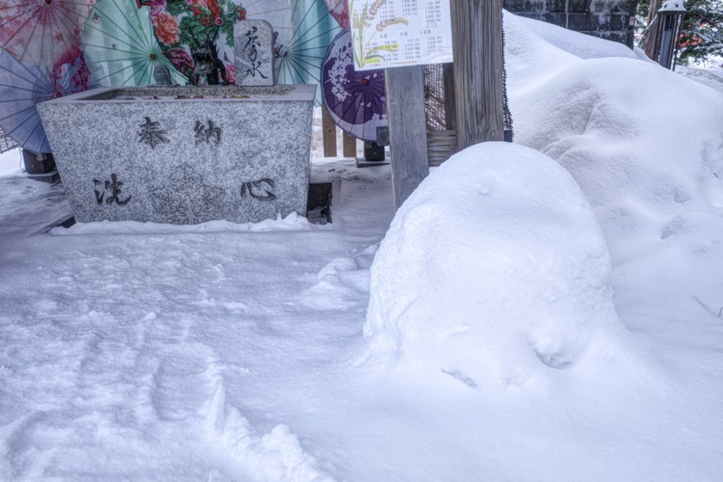 雪まみれの雪だるま