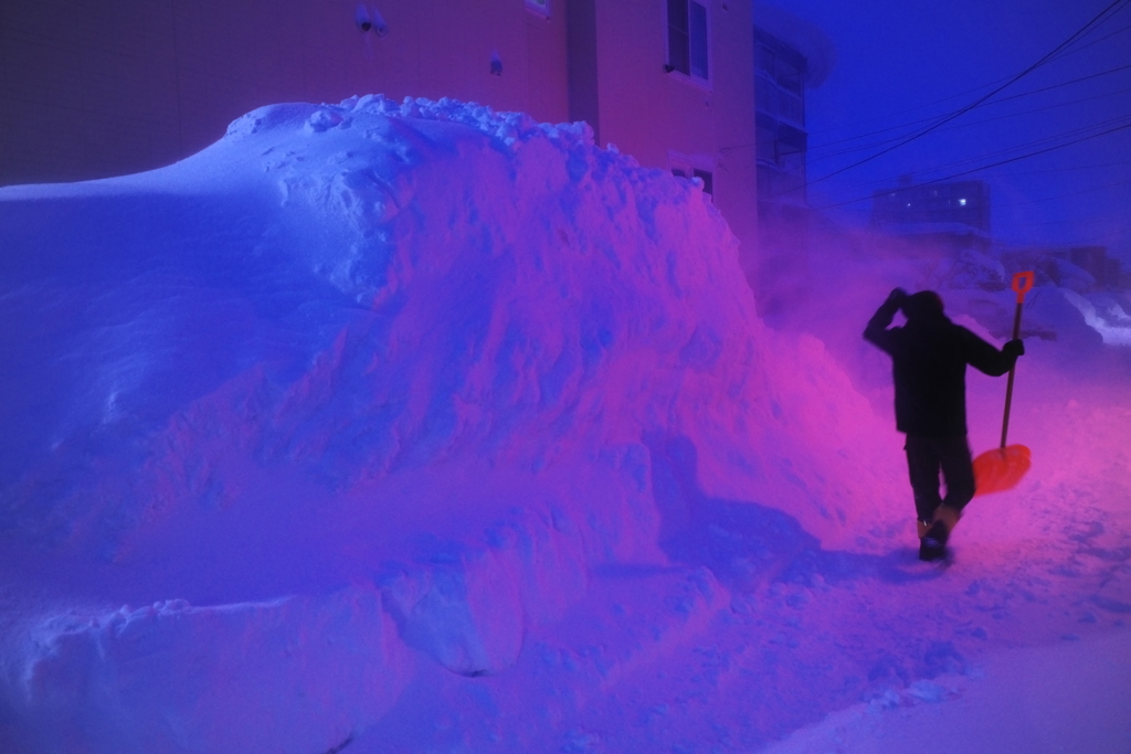 夜明け前の雪かき。