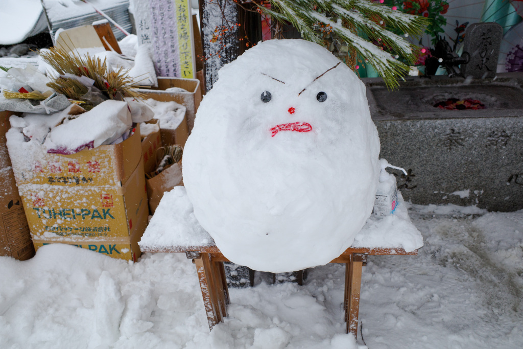 パワーアップした、神社の雪だるま