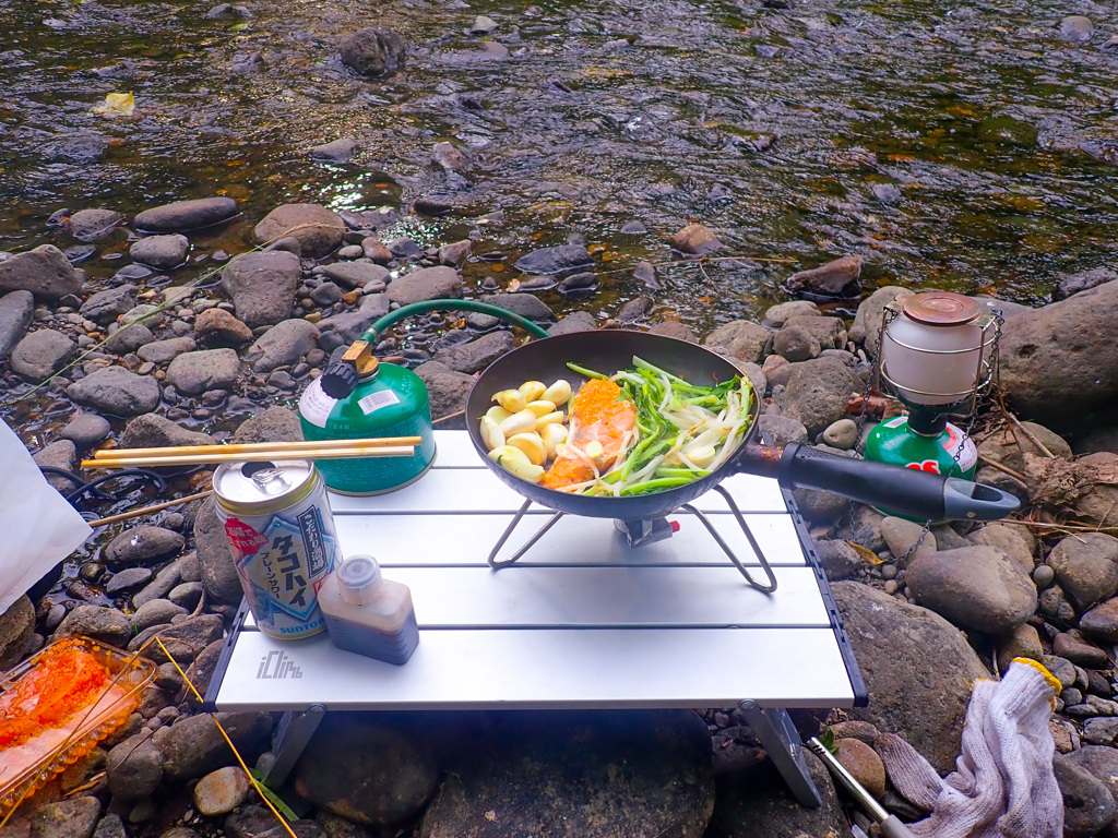 キャンプ飯、鮭のステーキ。