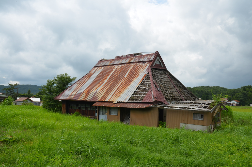 高原の廃家
