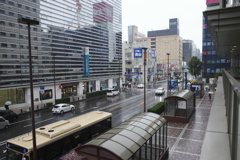 雨の横浜駅前