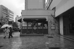 雨の桜木町駅前