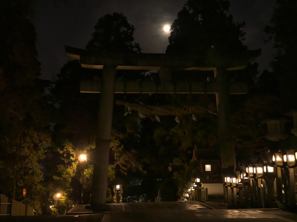 月夜の宝山寺