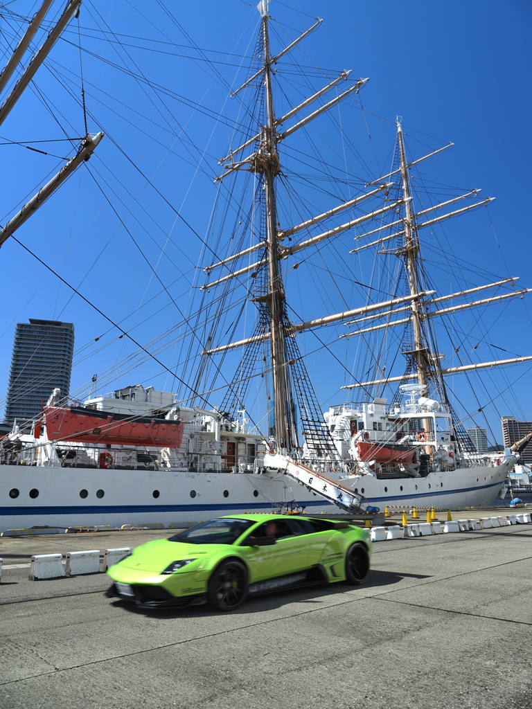 帆船とスポーツカー