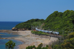 新緑と海と特急列車その２