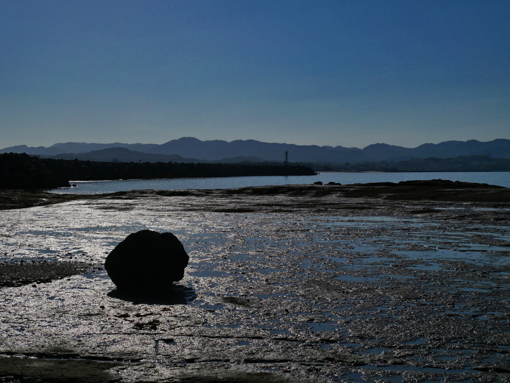 輝く海岸と岩