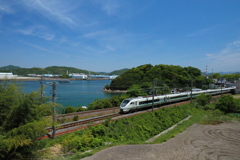 新緑と海と特急列車