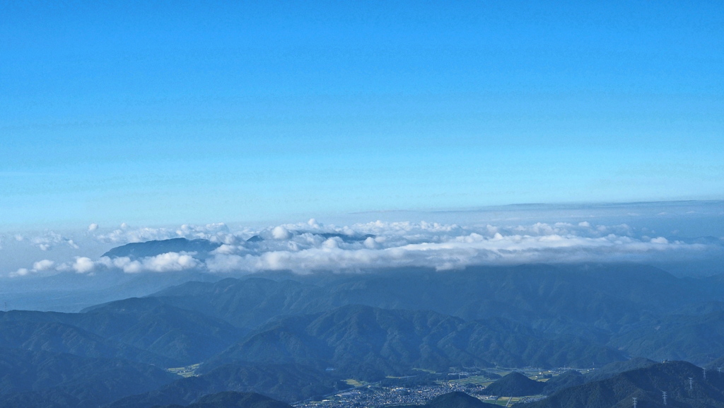 雲海で泳ぐ山