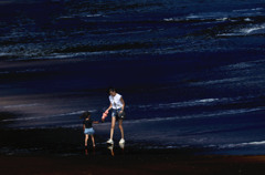 浜辺の親子