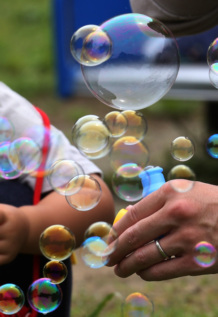 シャボン玉飛んだ