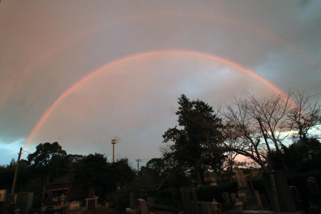 あれれ、虹が･･･近くの墓地にて