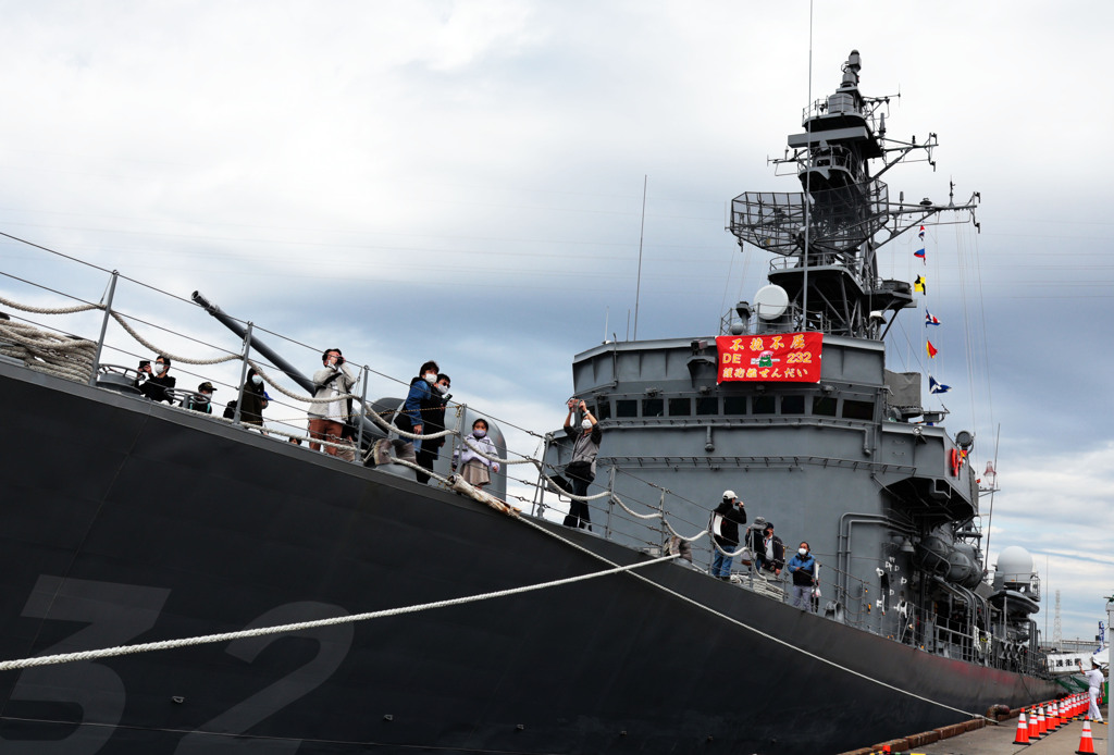 観鑑式･･･護衛艦「せんだい」の一般公開 （千葉は船橋港にて）